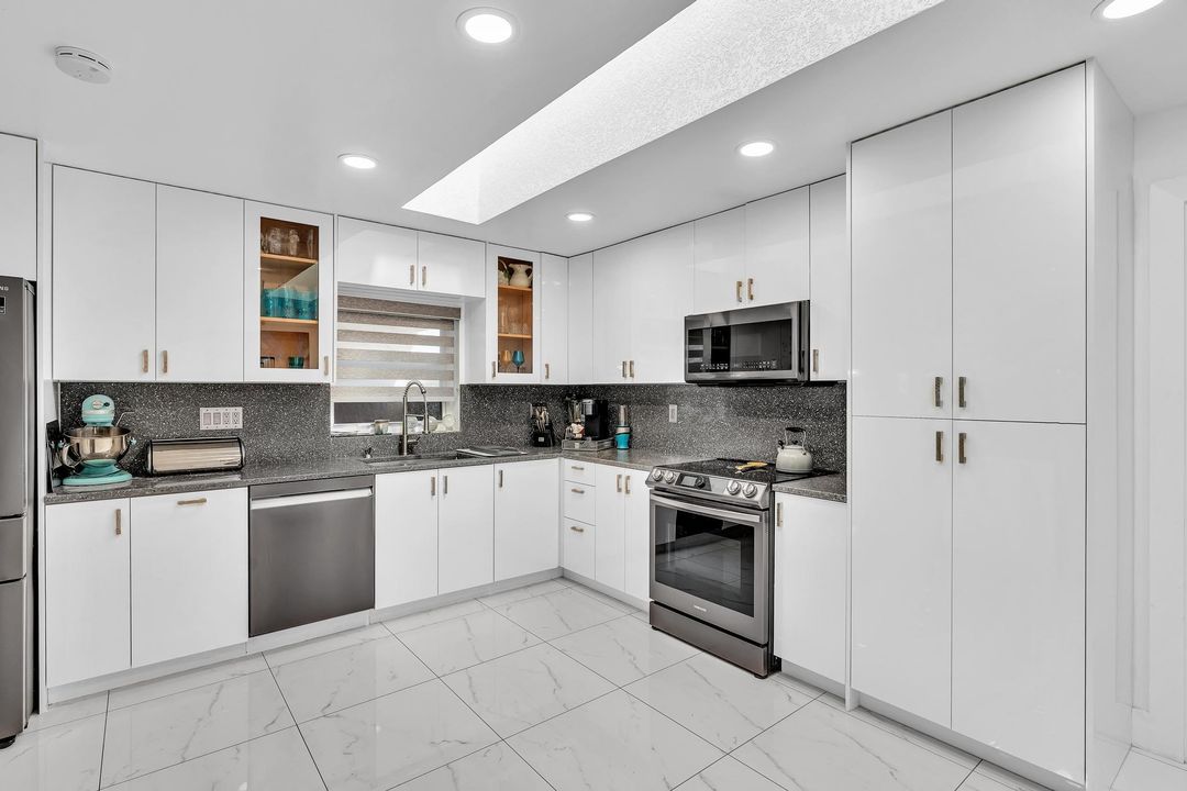 待售: $930,000 (3 贝兹, 3 浴室, 2363 平方英尺)