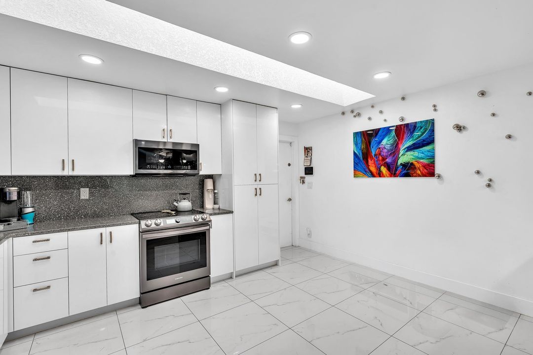 待售: $930,000 (3 贝兹, 3 浴室, 2363 平方英尺)