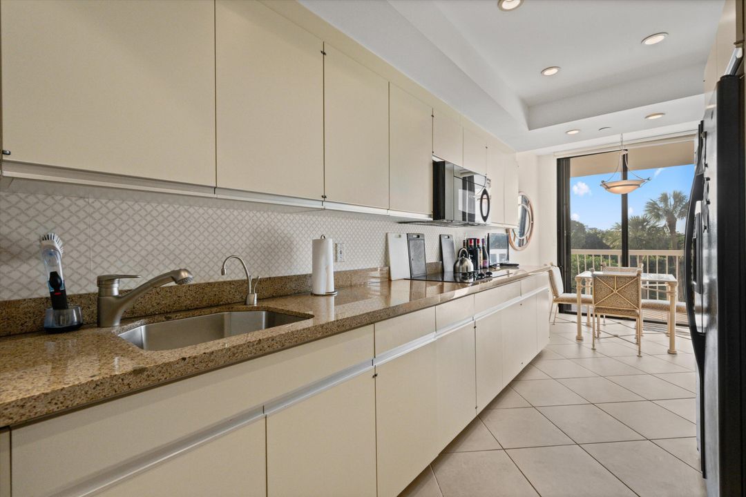 For Sale: $2,995,000 (3 beds, 3 baths, 3136 Square Feet)