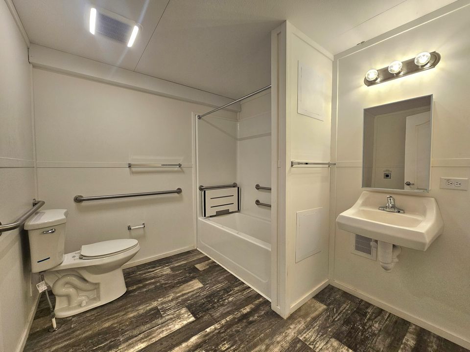 На продажу: $165,000 (2 спален, 1 ванн, 975 Квадратных фут)