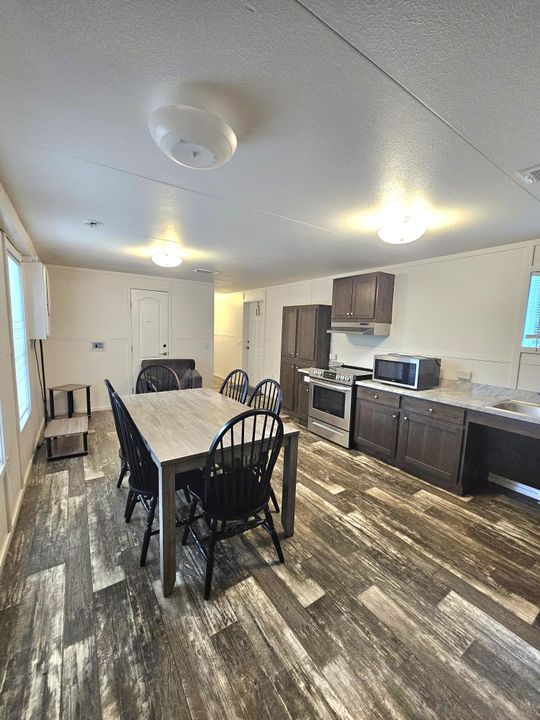 На продажу: $165,000 (2 спален, 1 ванн, 975 Квадратных фут)