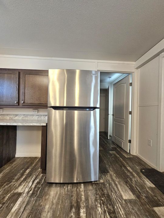 На продажу: $165,000 (2 спален, 1 ванн, 975 Квадратных фут)