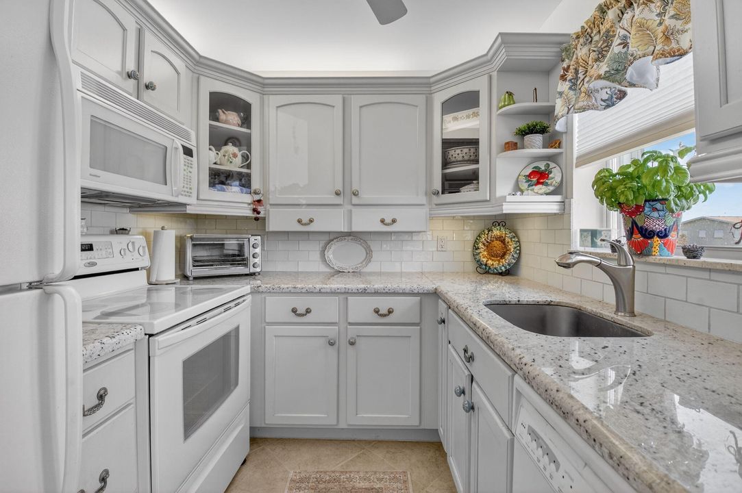 For Sale: $190,000 (2 beds, 1 baths, 815 Square Feet)