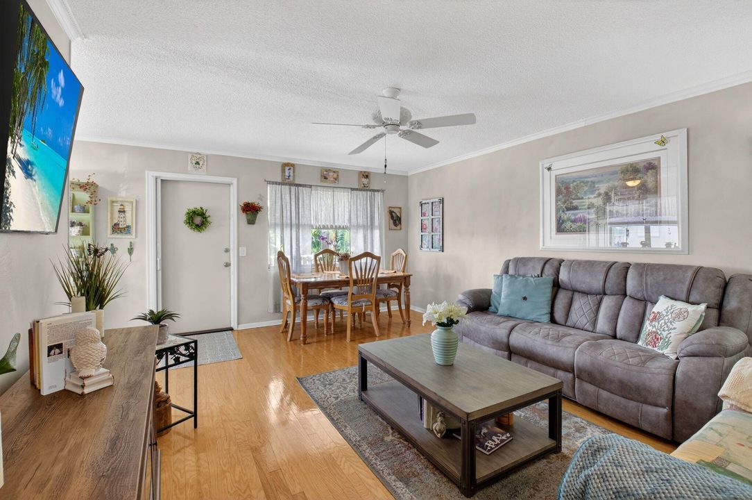 For Sale: $190,000 (2 beds, 1 baths, 815 Square Feet)