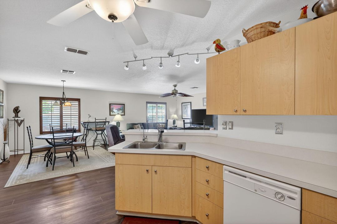 待售: $186,000 (2 贝兹, 2 浴室, 1319 平方英尺)