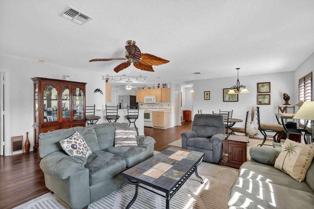 待售: $186,000 (2 贝兹, 2 浴室, 1319 平方英尺)