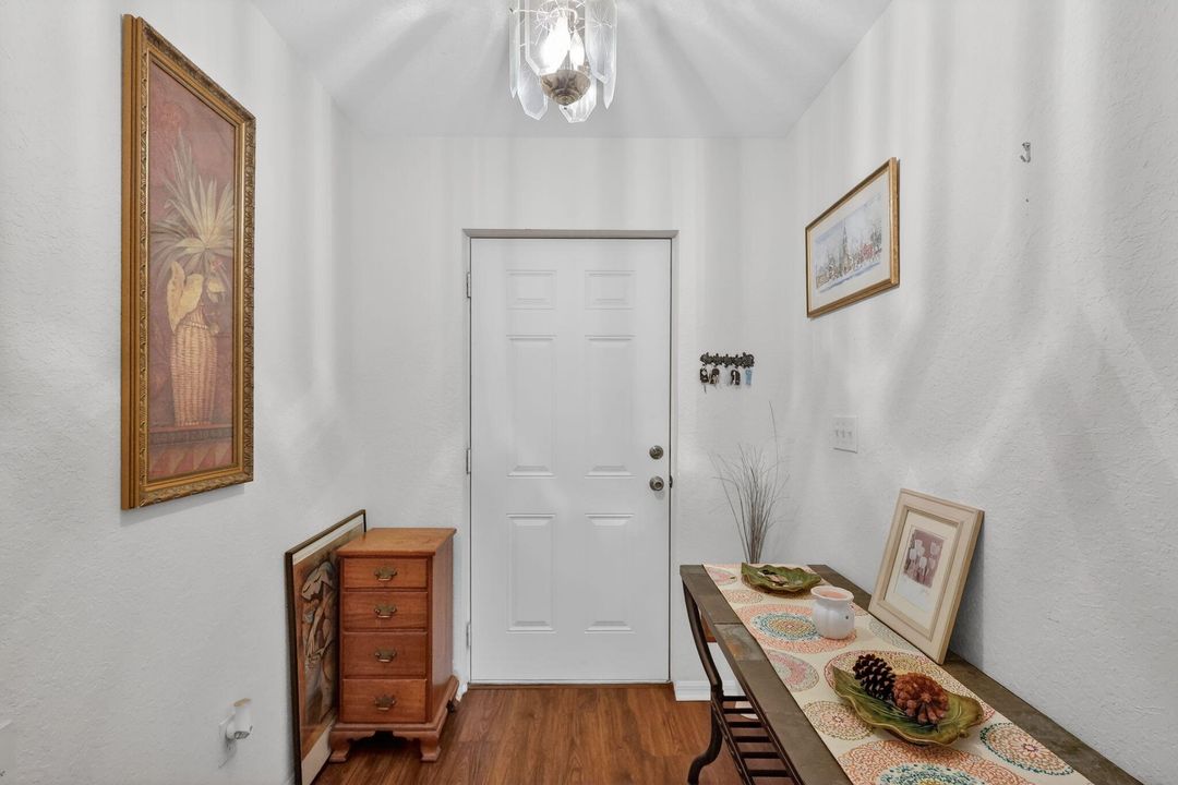 待售: $186,000 (2 贝兹, 2 浴室, 1319 平方英尺)