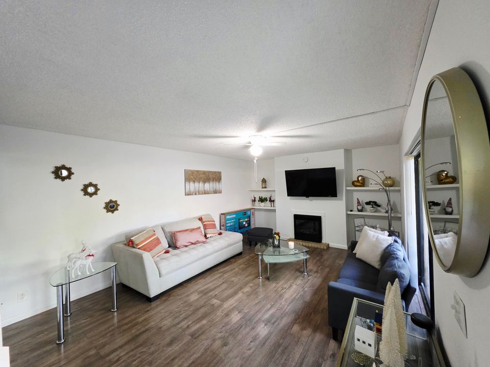 待售: $259,990 (2 贝兹, 2 浴室, 1260 平方英尺)