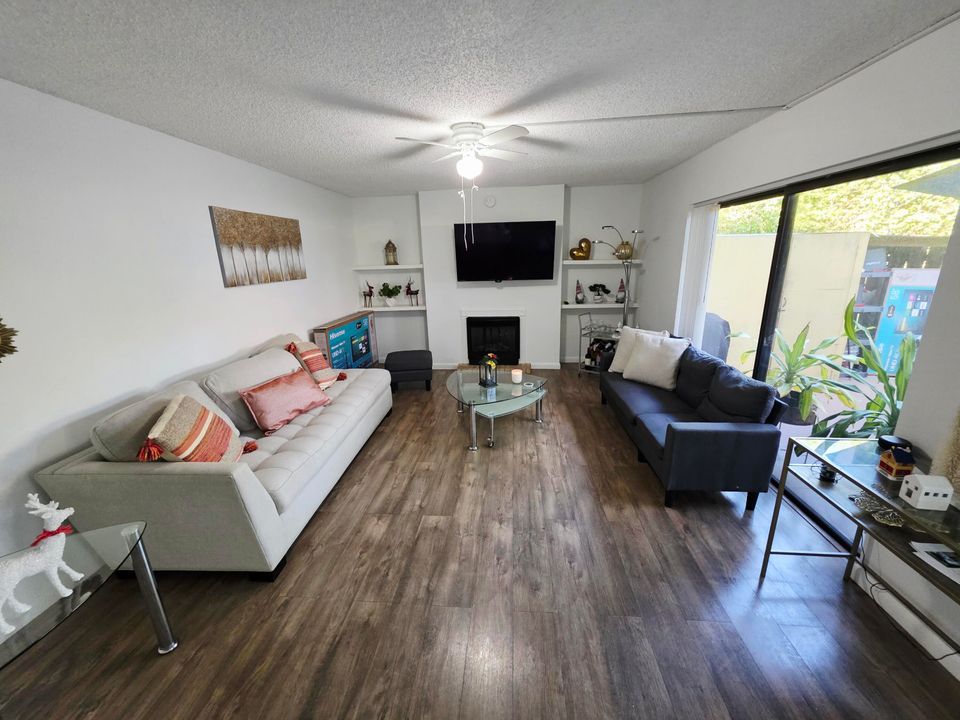 待售: $259,990 (2 贝兹, 2 浴室, 1260 平方英尺)