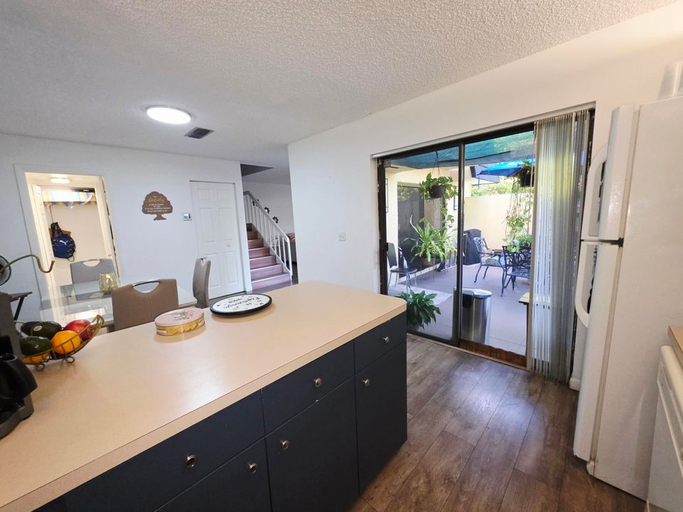 待售: $259,990 (2 贝兹, 2 浴室, 1260 平方英尺)