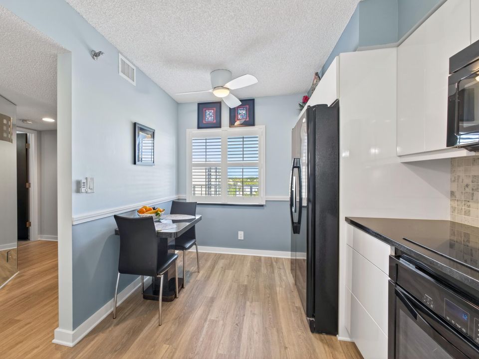 На продажу: $279,999 (2 спален, 2 ванн, 1230 Квадратных фут)