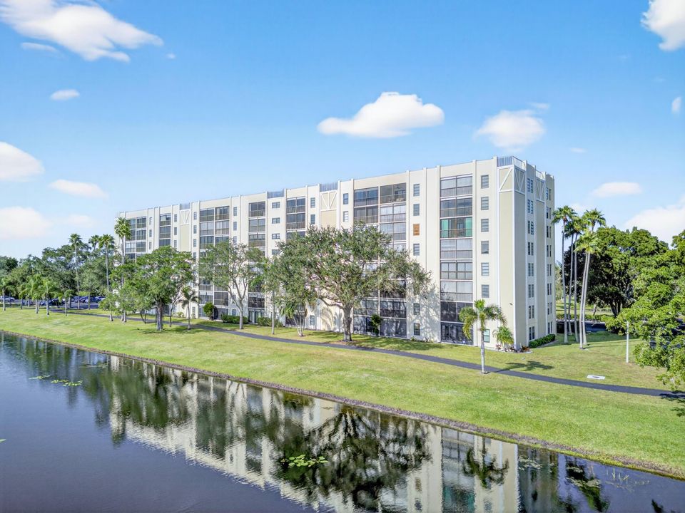 На продажу: $279,999 (2 спален, 2 ванн, 1230 Квадратных фут)