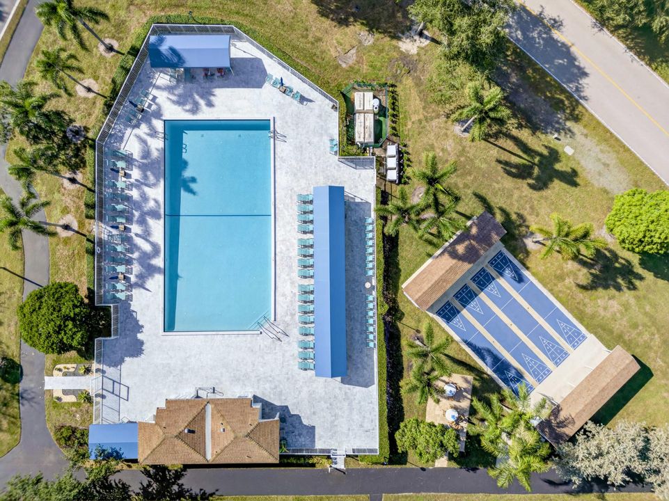 На продажу: $279,999 (2 спален, 2 ванн, 1230 Квадратных фут)