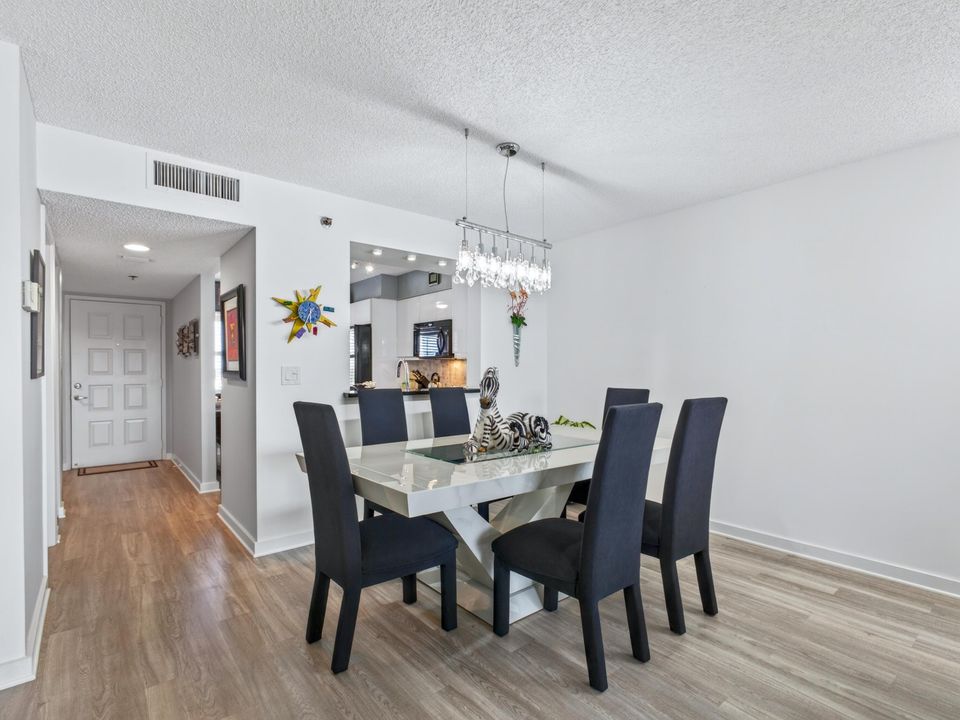 На продажу: $279,999 (2 спален, 2 ванн, 1230 Квадратных фут)