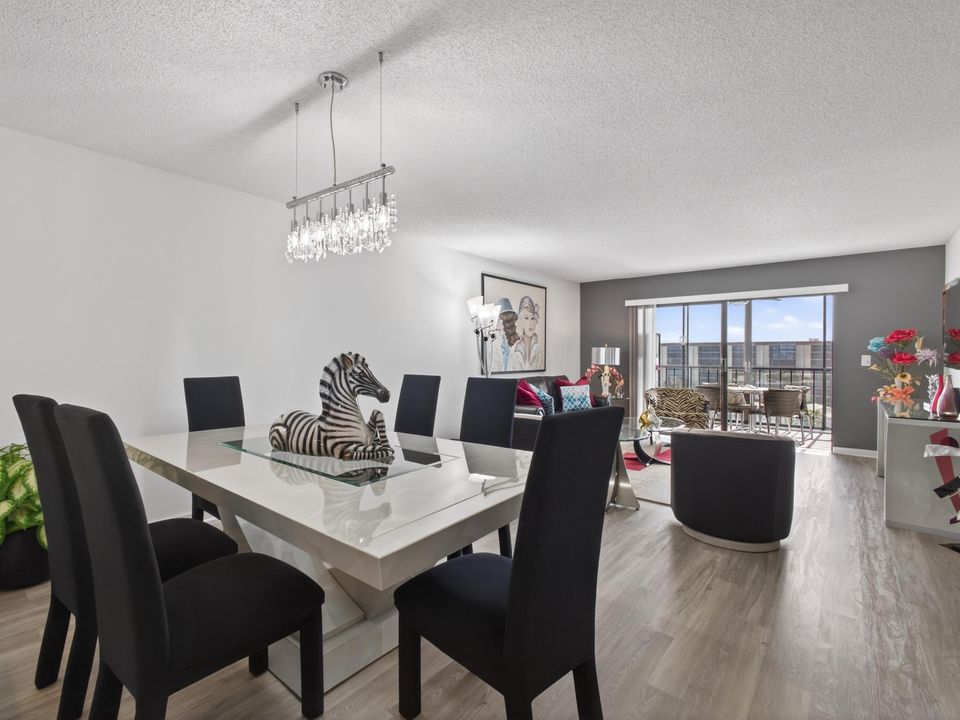 На продажу: $279,999 (2 спален, 2 ванн, 1230 Квадратных фут)