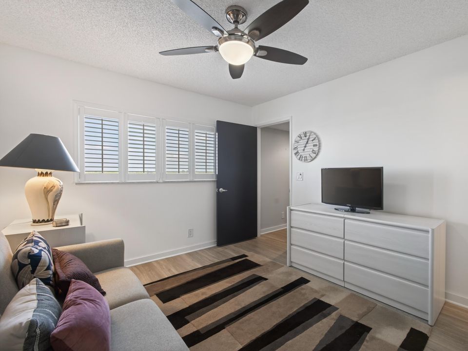 На продажу: $279,999 (2 спален, 2 ванн, 1230 Квадратных фут)