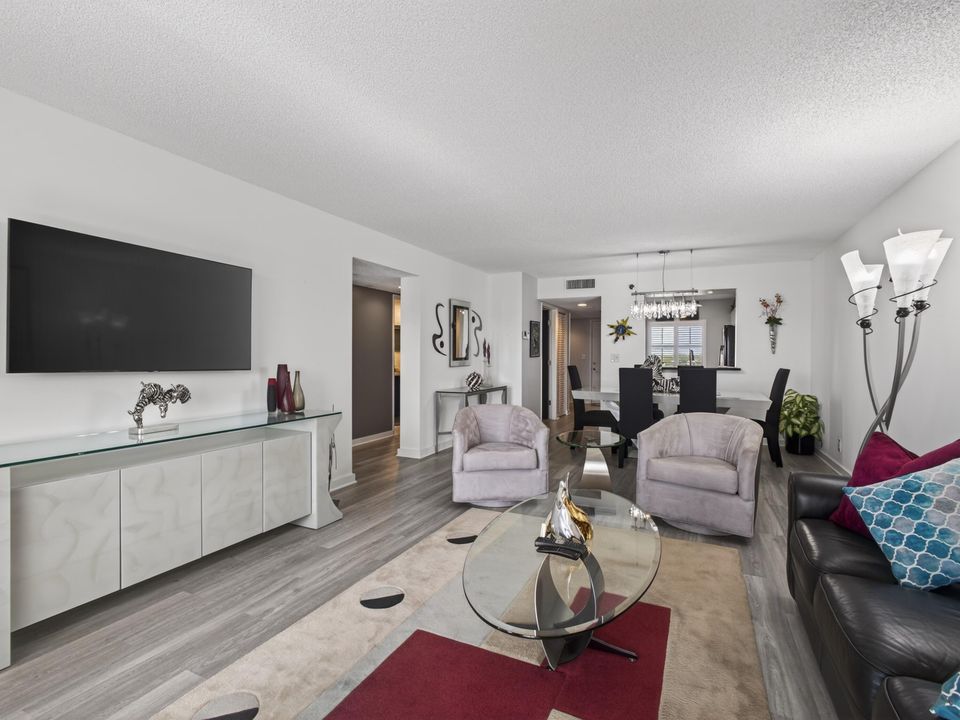 На продажу: $279,999 (2 спален, 2 ванн, 1230 Квадратных фут)