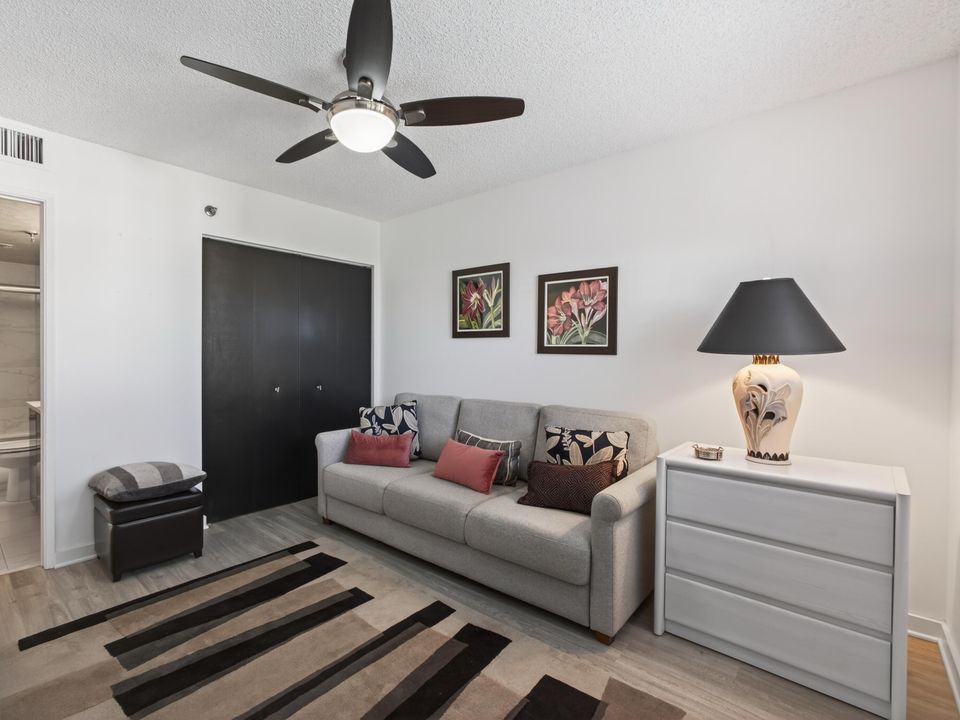 На продажу: $279,999 (2 спален, 2 ванн, 1230 Квадратных фут)