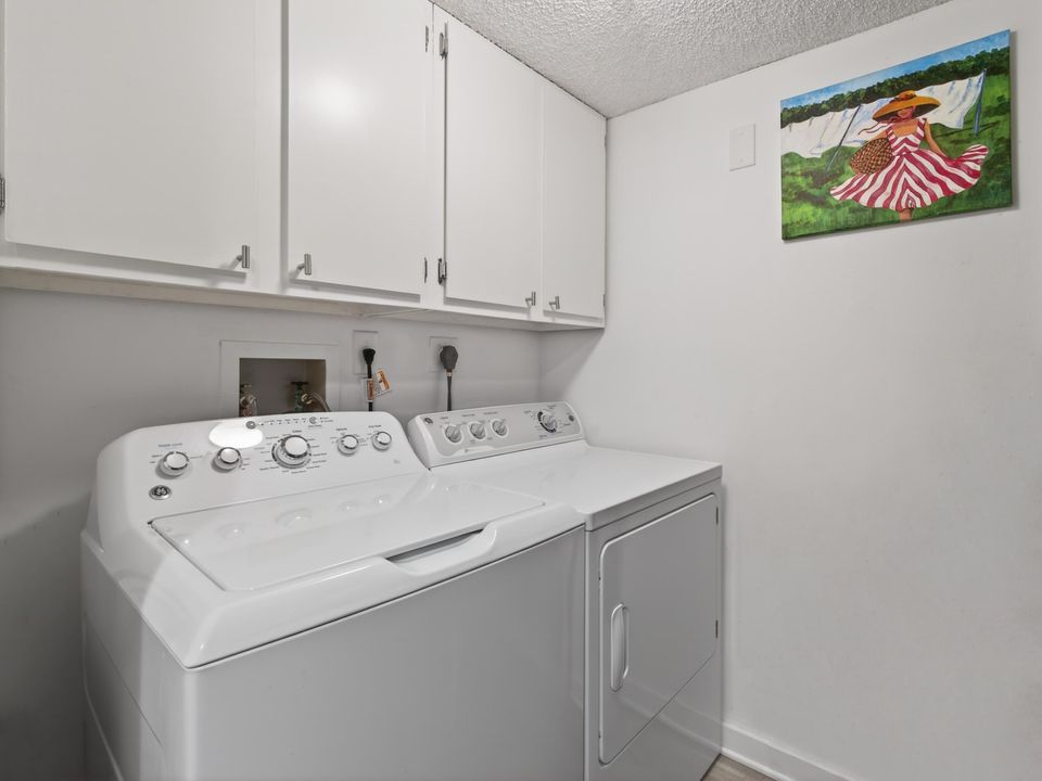 На продажу: $279,999 (2 спален, 2 ванн, 1230 Квадратных фут)