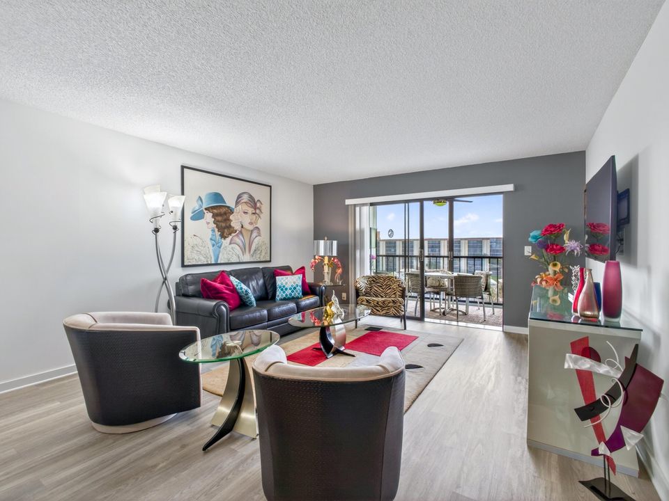 На продажу: $279,999 (2 спален, 2 ванн, 1230 Квадратных фут)