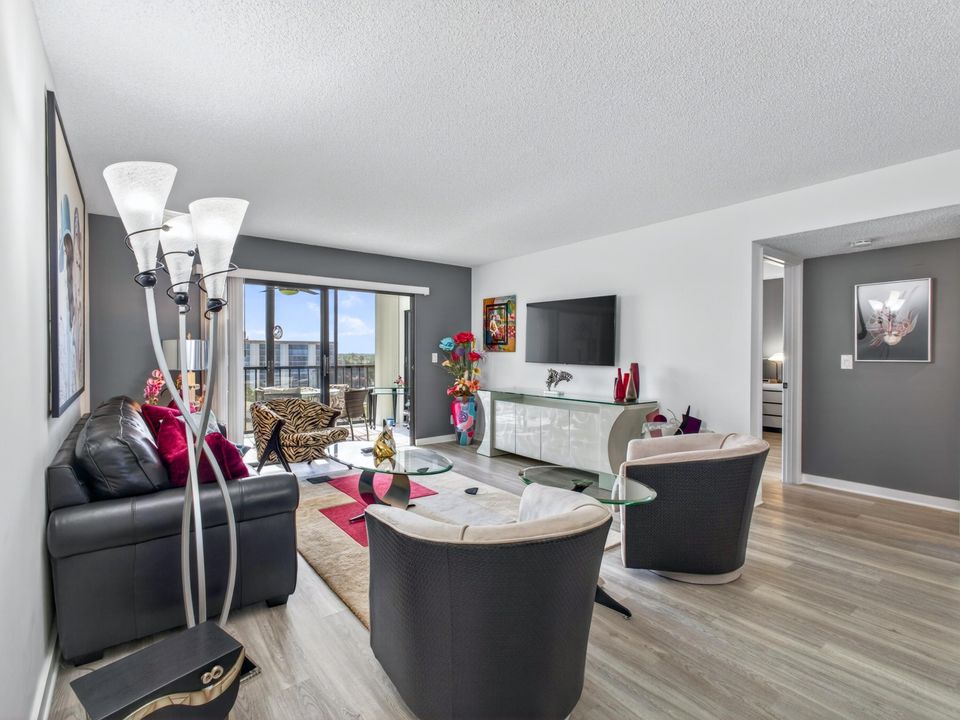 На продажу: $279,999 (2 спален, 2 ванн, 1230 Квадратных фут)