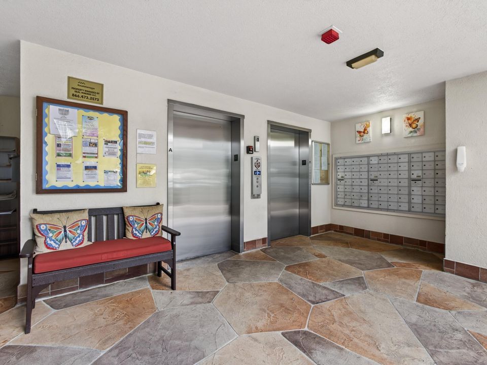 На продажу: $279,999 (2 спален, 2 ванн, 1230 Квадратных фут)