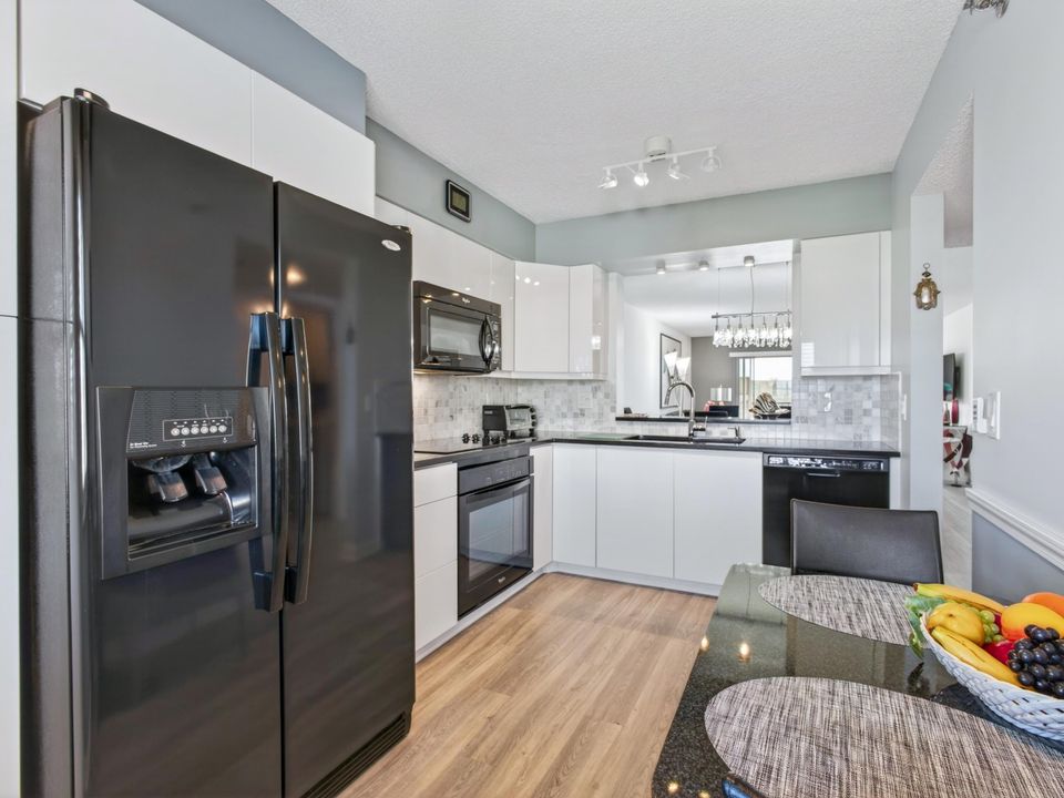 На продажу: $279,999 (2 спален, 2 ванн, 1230 Квадратных фут)