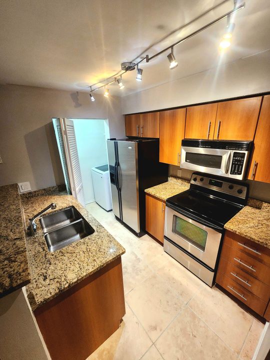 For Sale: $234,999 (1 beds, 1 baths, 692 Square Feet)