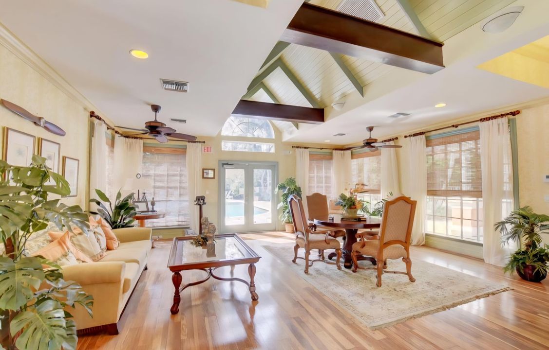 For Sale: $234,999 (1 beds, 1 baths, 692 Square Feet)