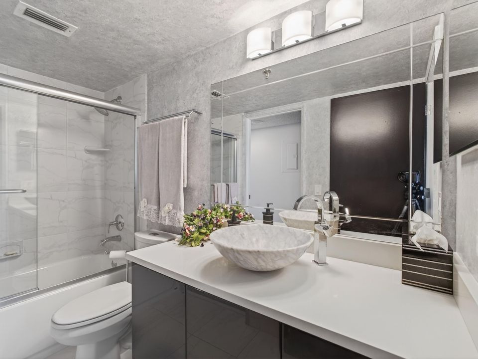 На продажу: $279,999 (2 спален, 2 ванн, 1230 Квадратных фут)