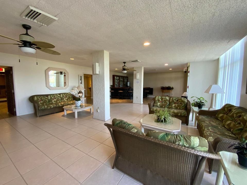 For Rent: $2,800 (2 beds, 2 baths, 1040 Square Feet)