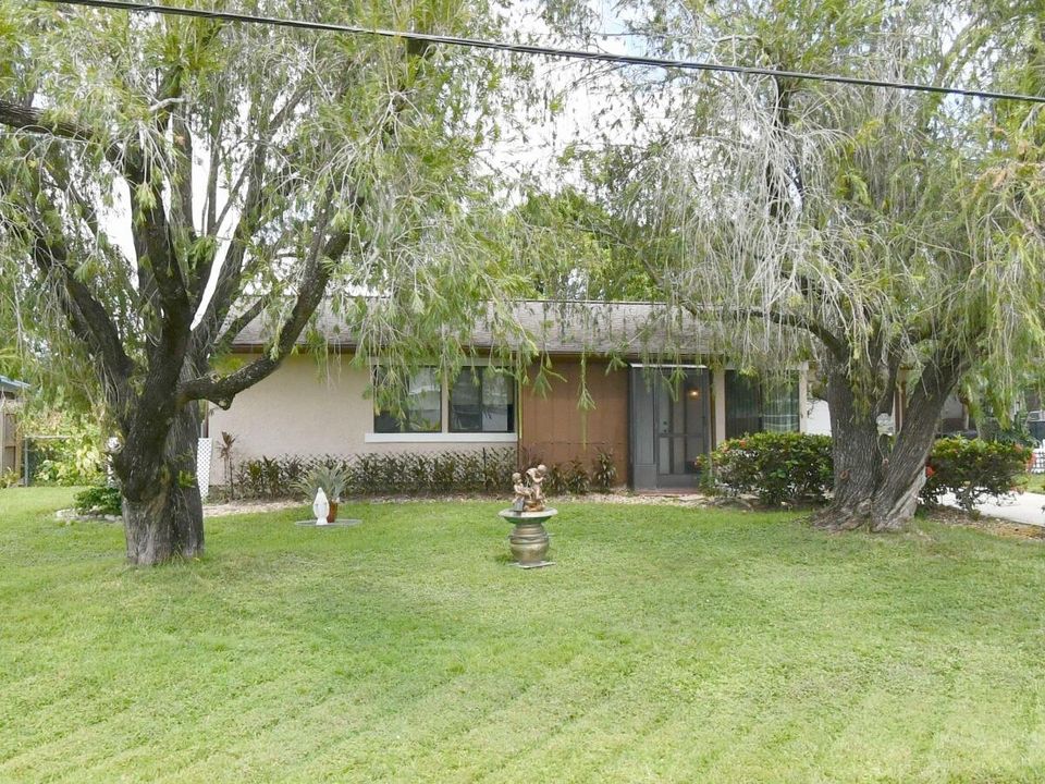 For Sale: $299,900 (2 beds, 2 baths, 876 Square Feet)