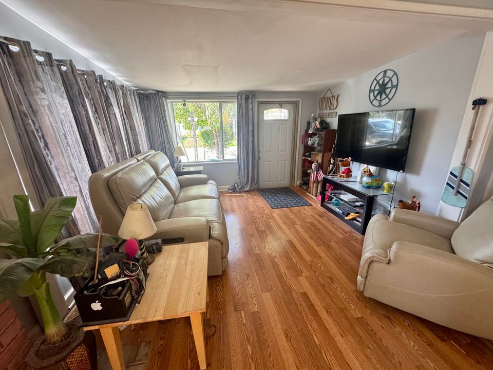 На продажу: $389,000 (3 спален, 2 ванн, 1102 Квадратных фут)