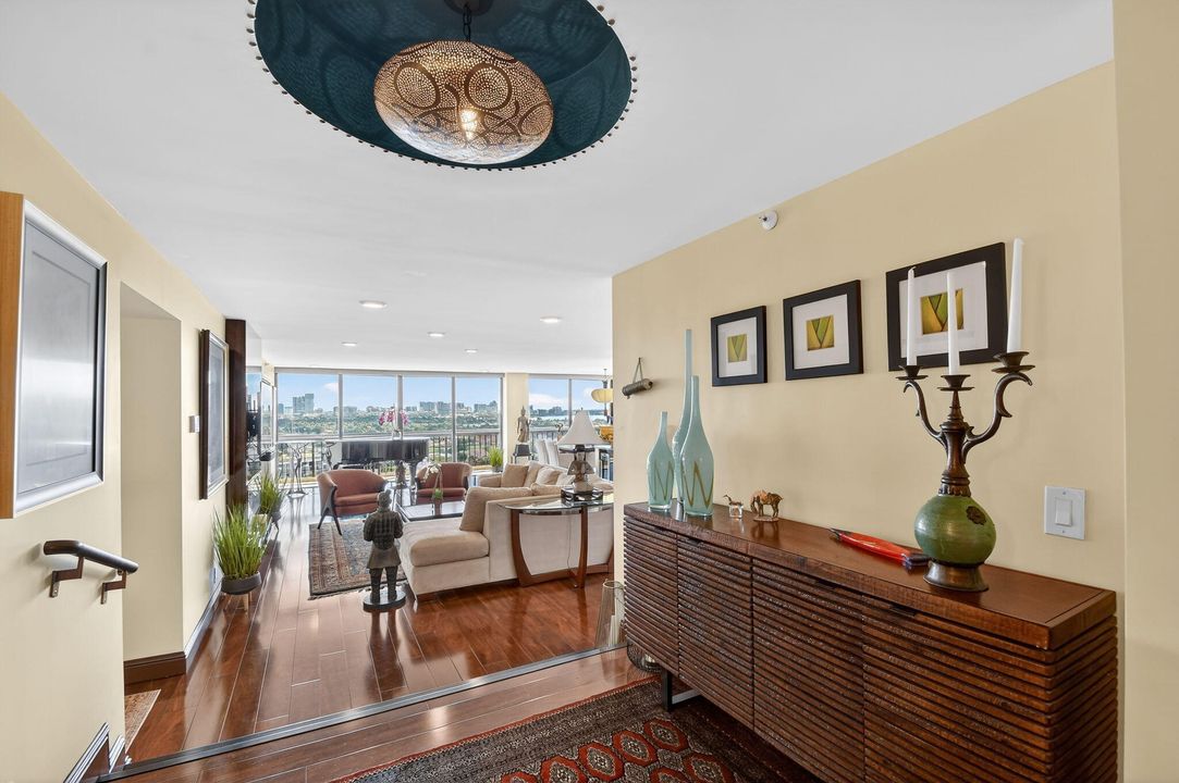 En Venta: $875,000 (3 camas, 2 baños, 2200 Pies cuadrados)