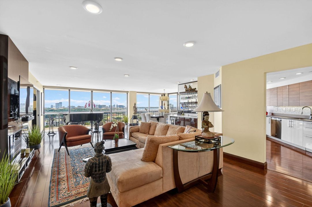 En Venta: $875,000 (3 camas, 2 baños, 2200 Pies cuadrados)