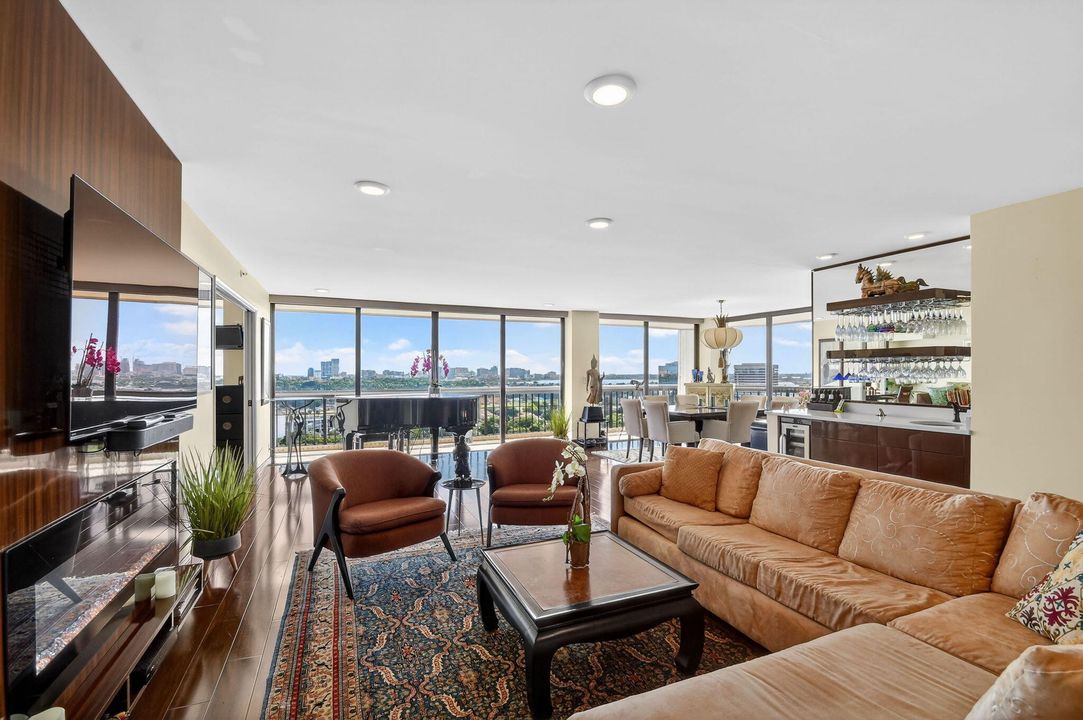 En Venta: $875,000 (3 camas, 2 baños, 2200 Pies cuadrados)