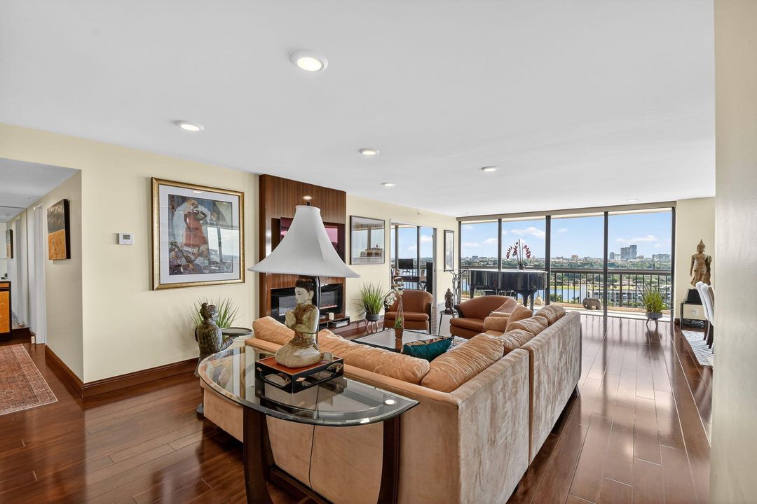 En Venta: $875,000 (3 camas, 2 baños, 2200 Pies cuadrados)