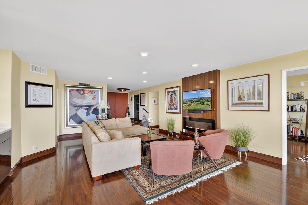 En Venta: $875,000 (3 camas, 2 baños, 2200 Pies cuadrados)