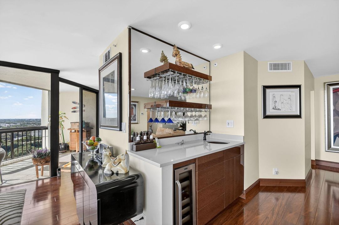 En Venta: $875,000 (3 camas, 2 baños, 2200 Pies cuadrados)