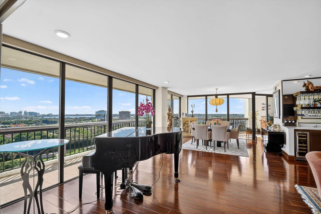 En Venta: $875,000 (3 camas, 2 baños, 2200 Pies cuadrados)