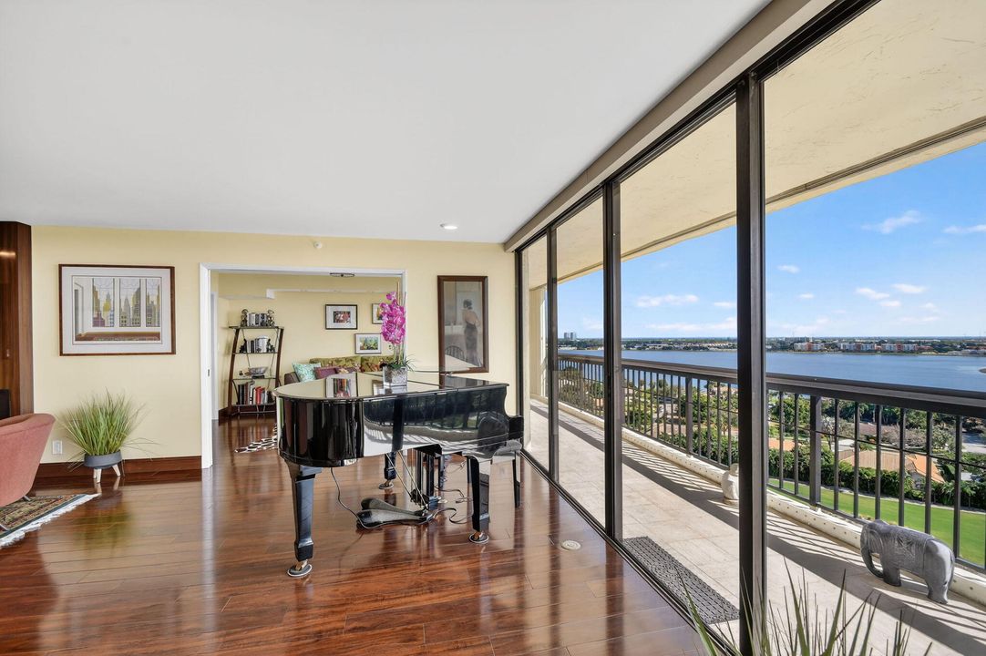 En Venta: $875,000 (3 camas, 2 baños, 2200 Pies cuadrados)