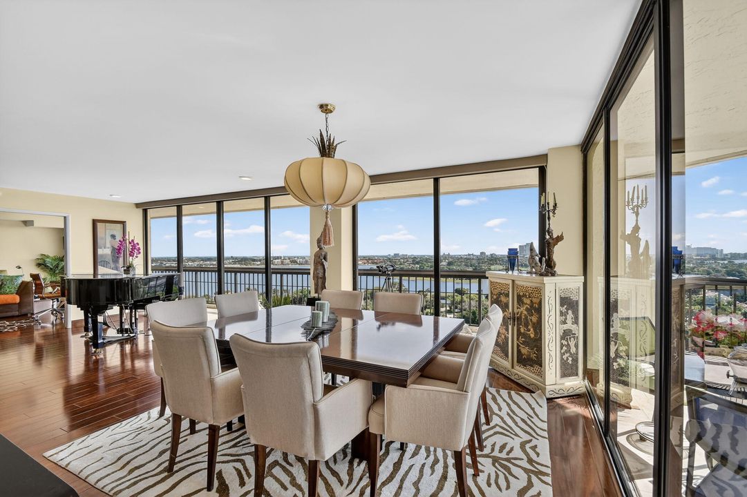 En Venta: $875,000 (3 camas, 2 baños, 2200 Pies cuadrados)