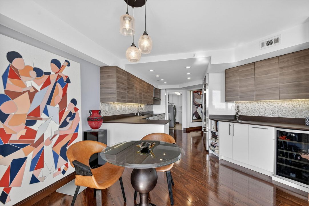 En Venta: $875,000 (3 camas, 2 baños, 2200 Pies cuadrados)