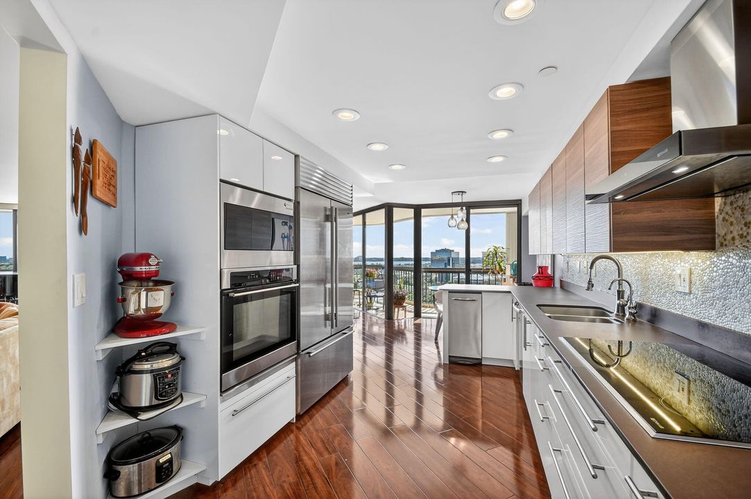 En Venta: $875,000 (3 camas, 2 baños, 2200 Pies cuadrados)