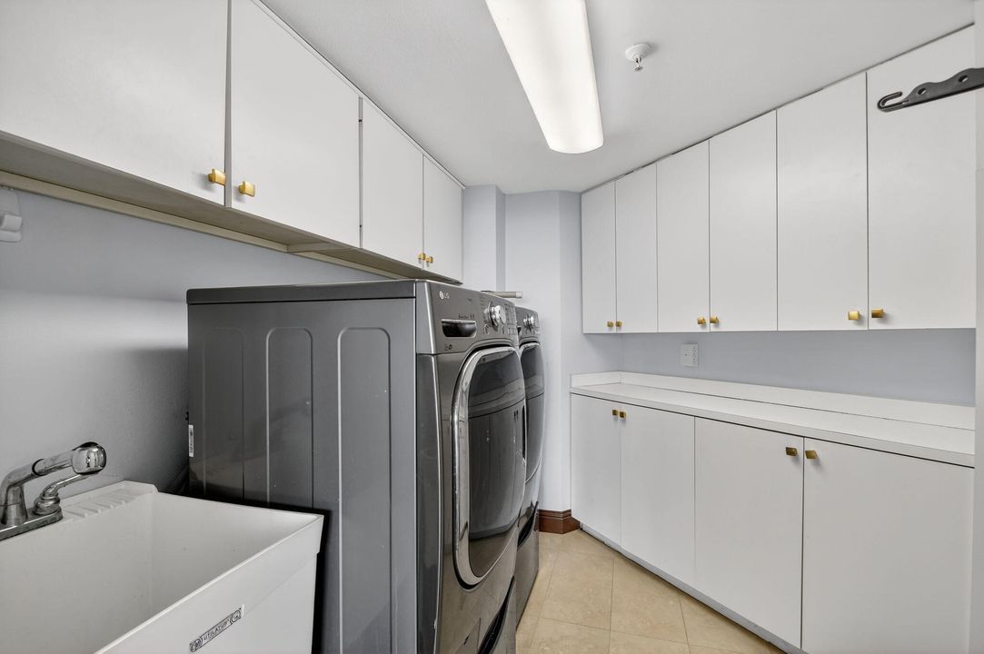 En Venta: $875,000 (3 camas, 2 baños, 2200 Pies cuadrados)