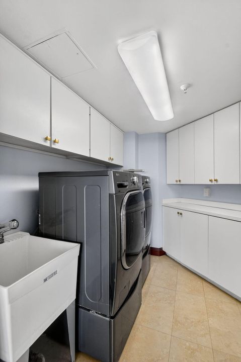 En Venta: $875,000 (3 camas, 2 baños, 2200 Pies cuadrados)