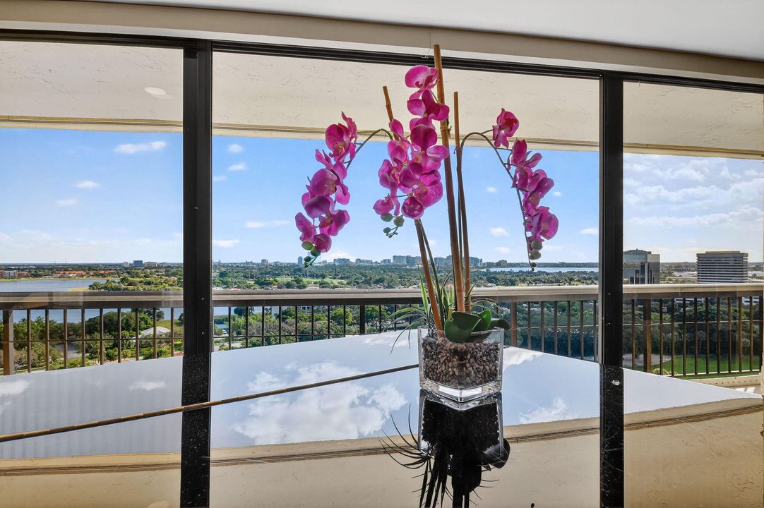 En Venta: $875,000 (3 camas, 2 baños, 2200 Pies cuadrados)