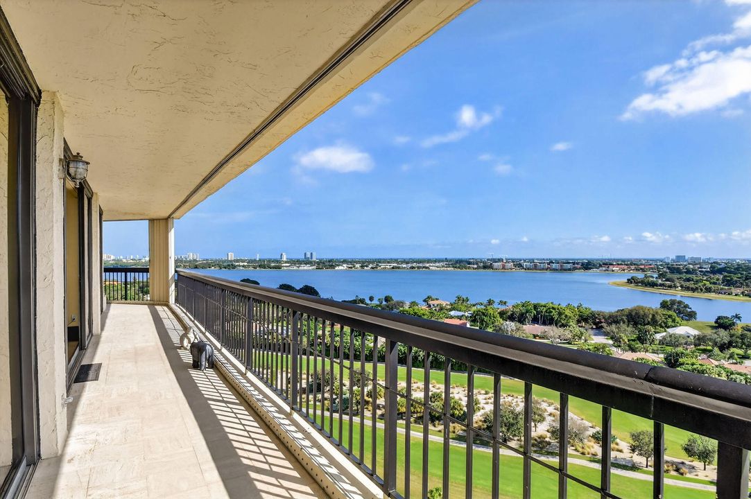 En Venta: $875,000 (3 camas, 2 baños, 2200 Pies cuadrados)