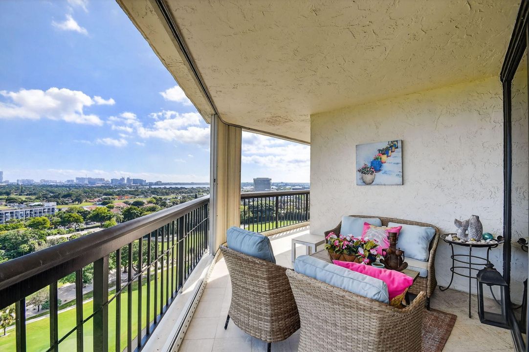 En Venta: $875,000 (3 camas, 2 baños, 2200 Pies cuadrados)