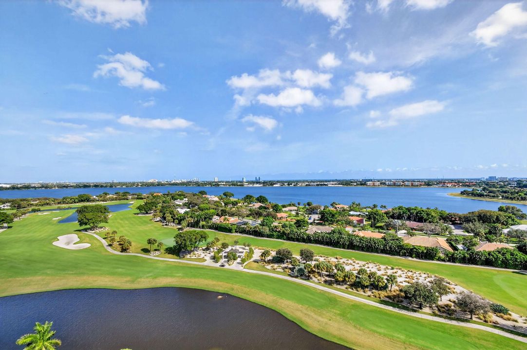 En Venta: $875,000 (3 camas, 2 baños, 2200 Pies cuadrados)